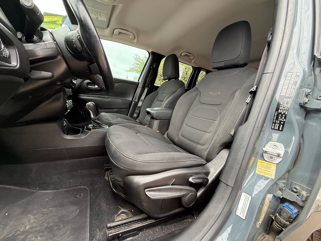 Used 2017 Jeep Renegade Altitude FWD image 10