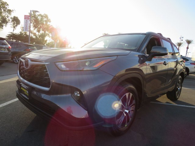 New 2025 Toyota Highlander XLE image 3