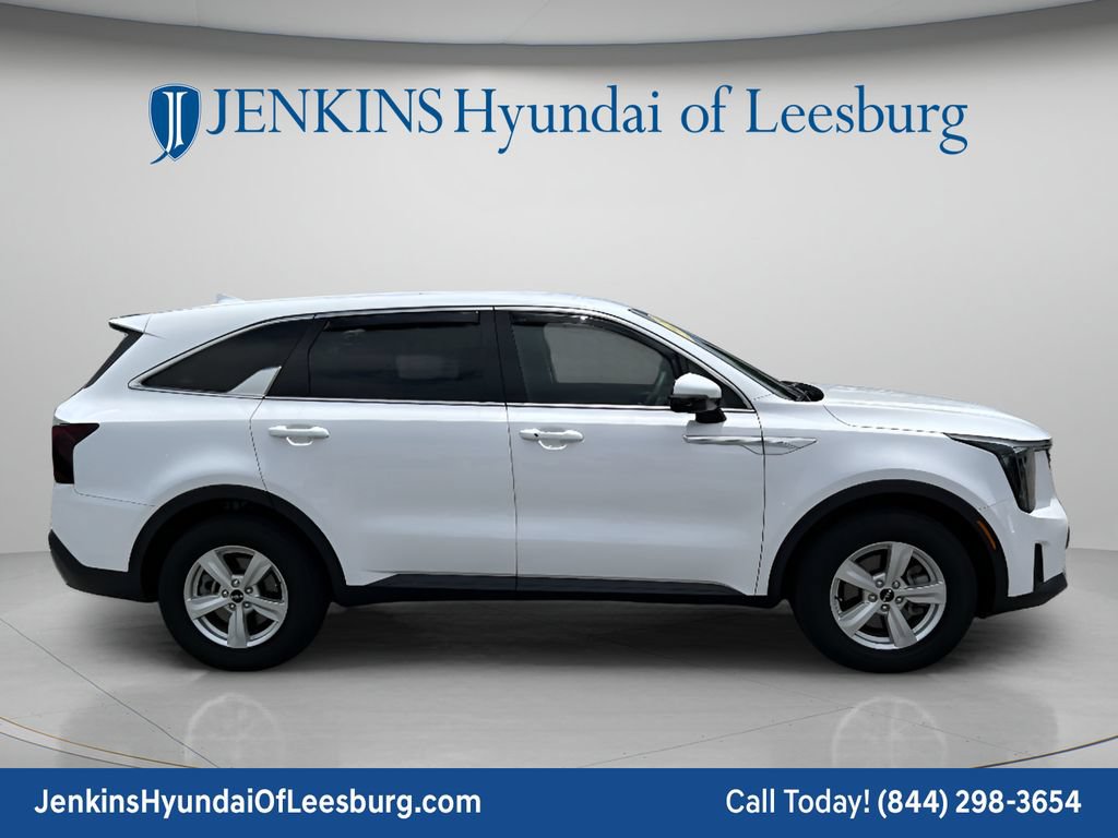 Used 2024 Kia Sorento LX FWD image 3