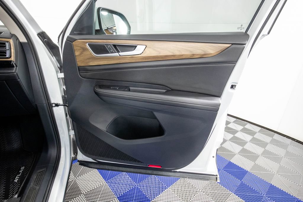 Used 2024 Volkswagen Atlas SE image 17