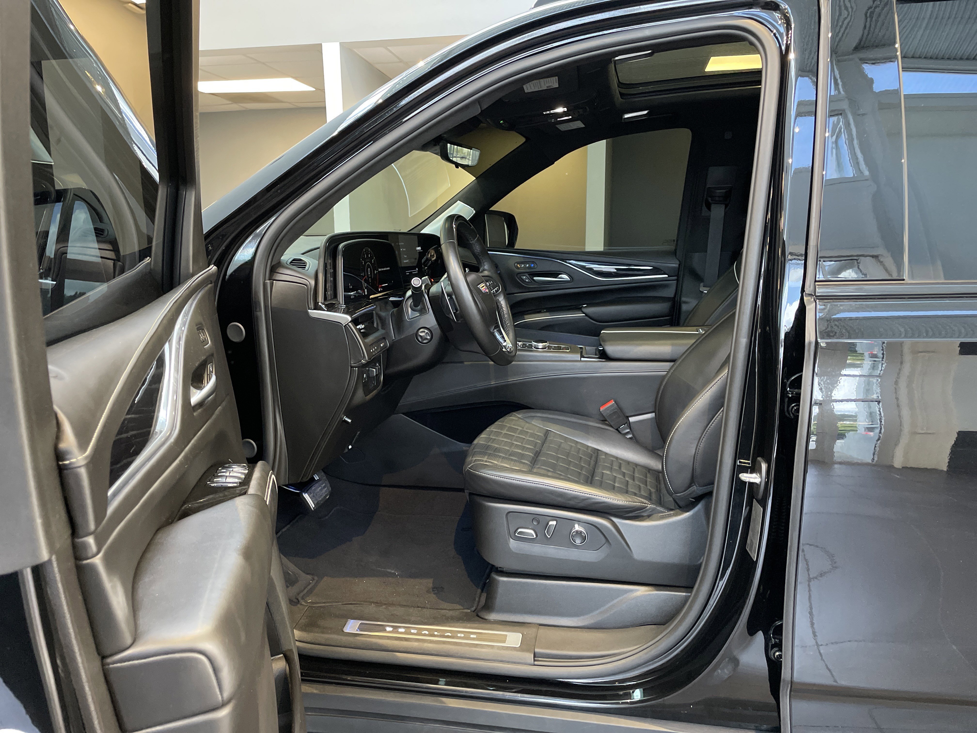 Used 2024 Cadillac Escalade ESV V w/ Heavy-Duty Trailer Package AWD/4WD image 21