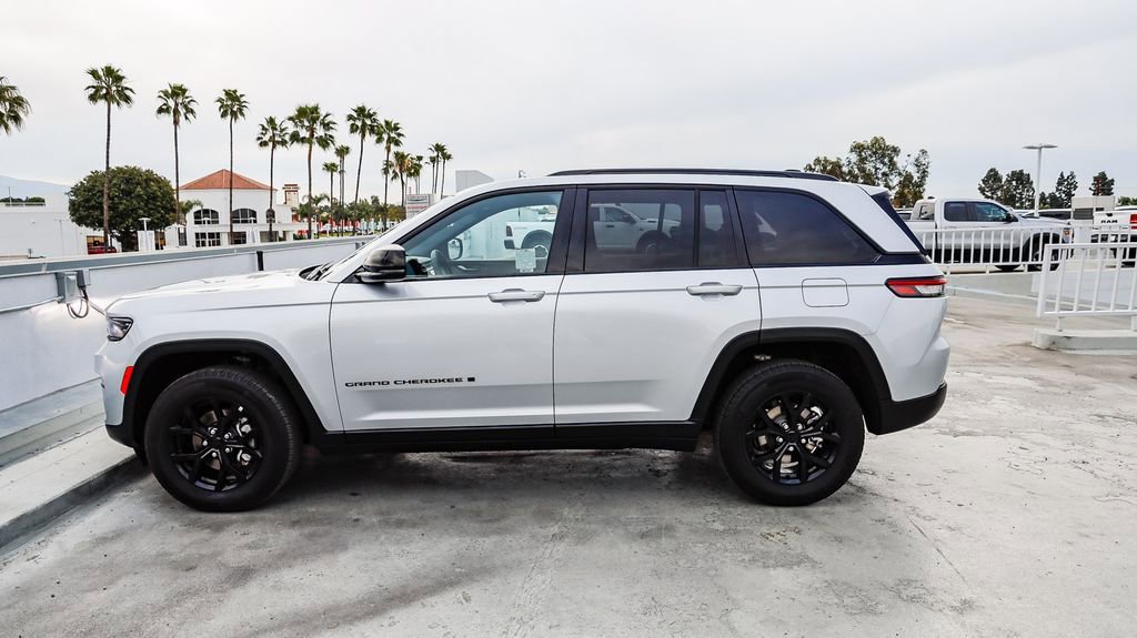Used 2025 Jeep Grand Cherokee Altitude AWD/4WD image 14