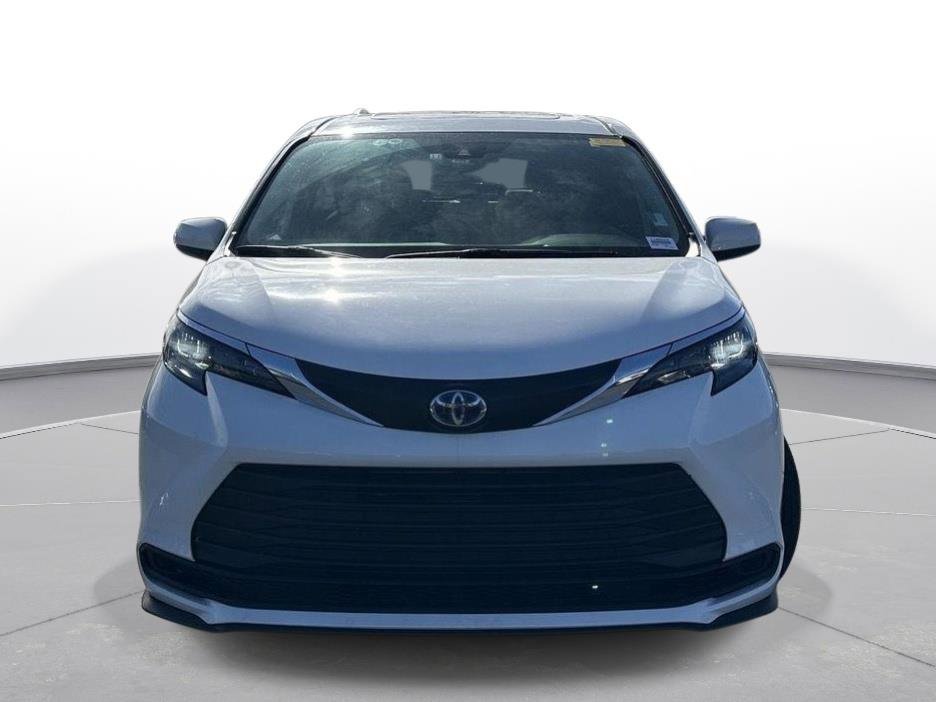 Used 2025 Toyota Sienna LE w/ LE Plus Package video 3