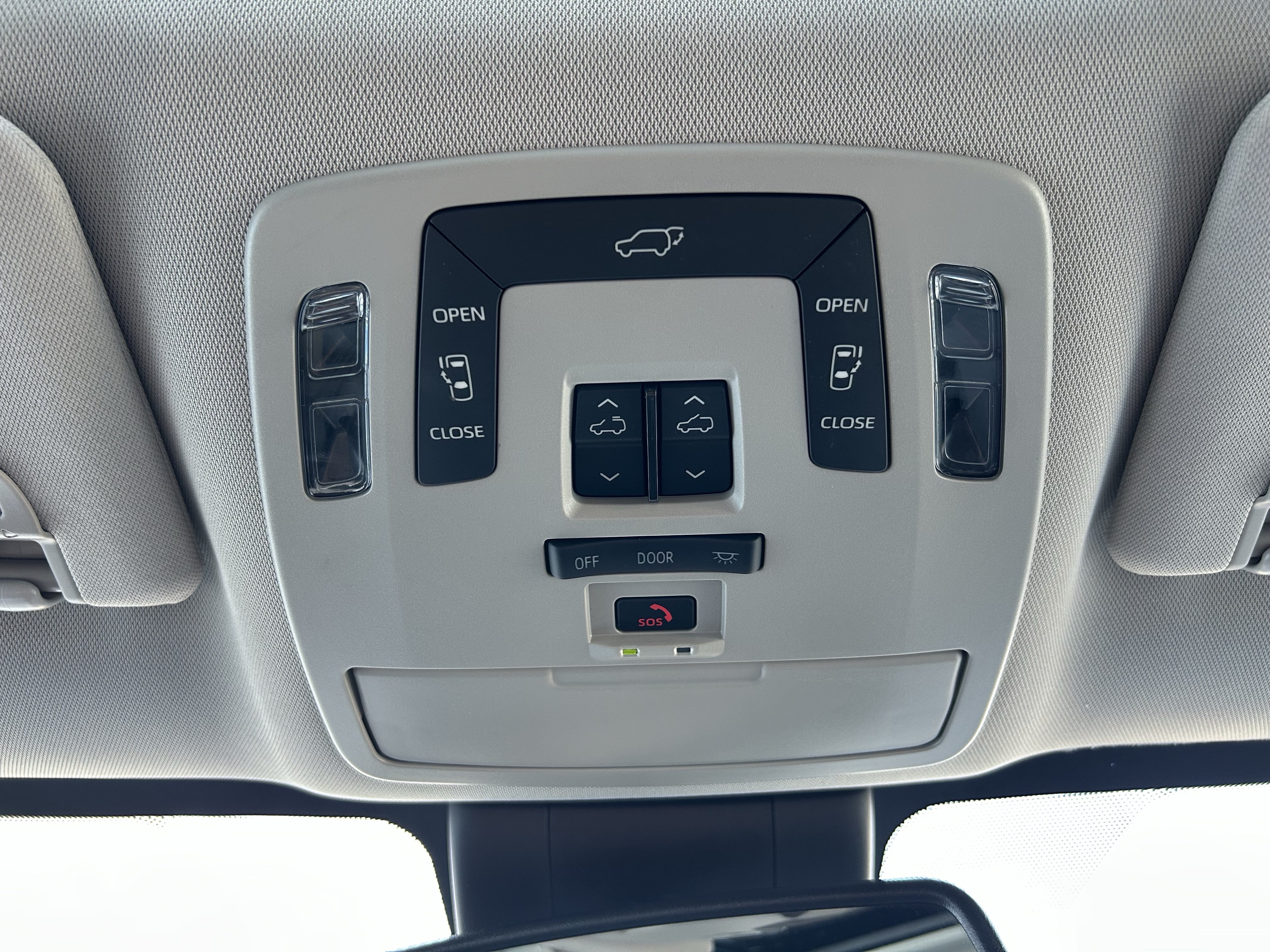 Certified 2025 Toyota Sienna XLE FWD image 38