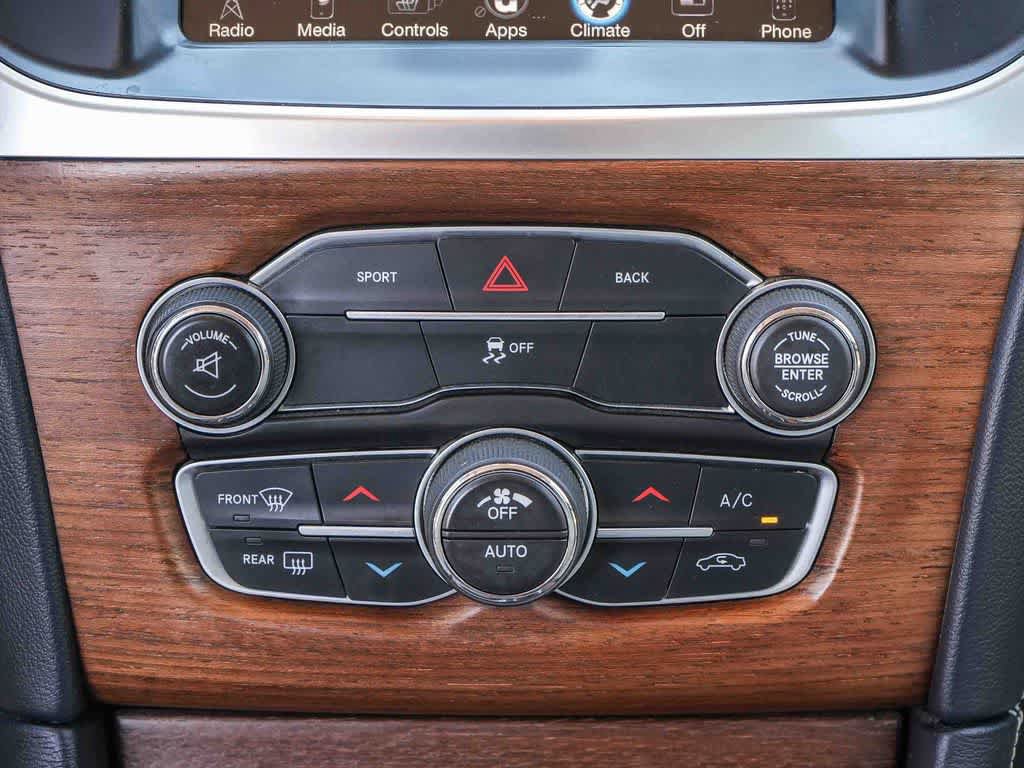 Used 2016 Chrysler 300 C Platinum RWD image 14