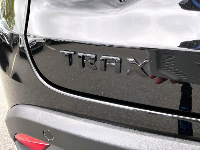 Used 2025 Chevrolet Trax LT w/ Sunroof Package FWD image 33