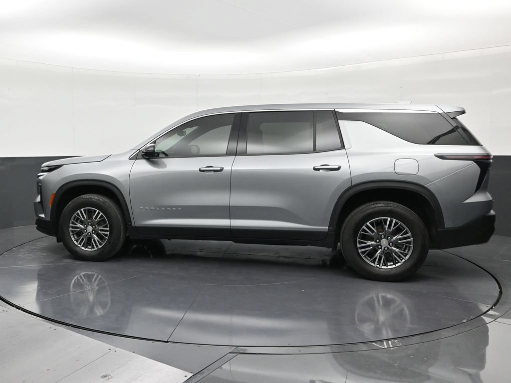 Used 2024 Chevrolet Traverse LS FWD image 2
