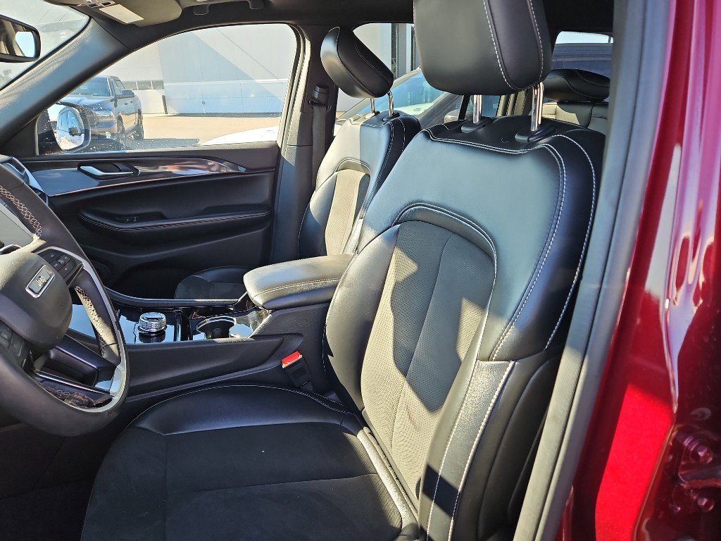 Used 2023 Jeep Grand Cherokee Altitude image 8