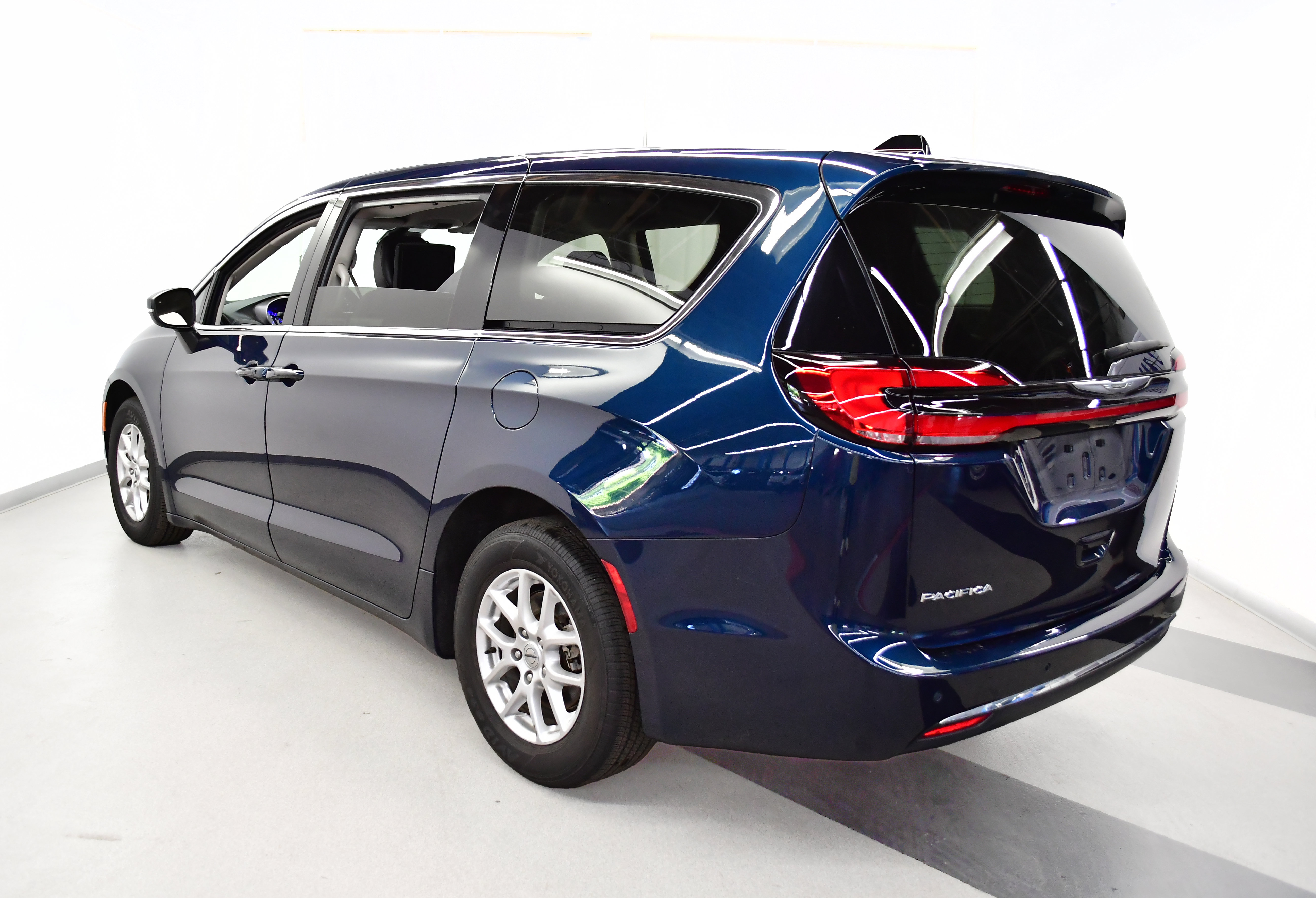 Used 2023 Chrysler Pacifica Touring-L w/ Uconnect Theater Family Group FWD image 5