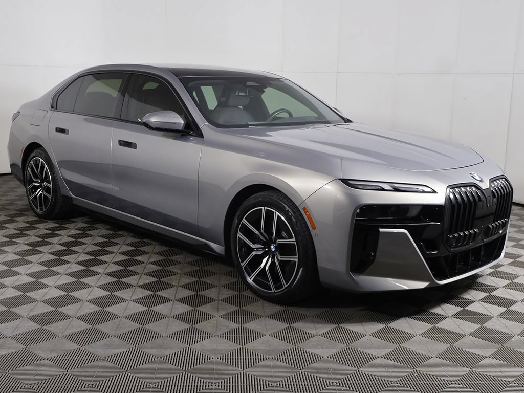 Used 2023 BMW 760i xDrive w/ Parking Assistance Package AWD/4WD image 2