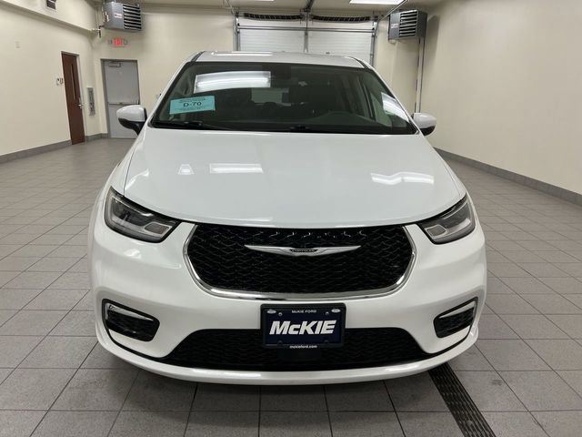 Used 2023 Chrysler Pacifica Touring-L image 3