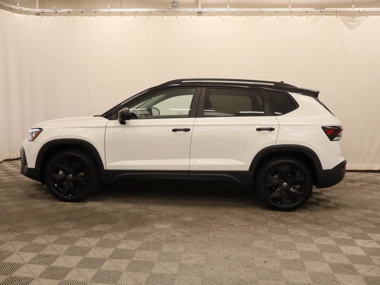 New 2026 Volkswagen Taos SE FWD image 2