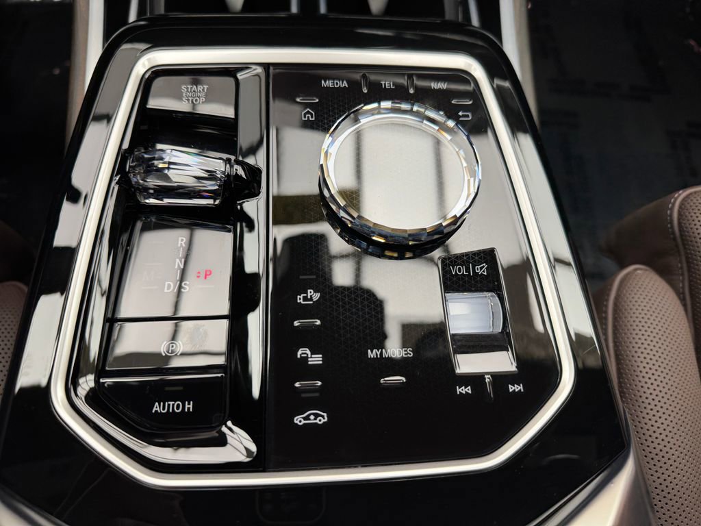 Certified 2025 BMW 760i xDrive w/ Luxury Rear Seating Package image 18