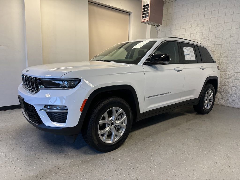 Used 2023 Jeep Grand Cherokee Limited w/ Trailer Tow Prep Group (B) image 2