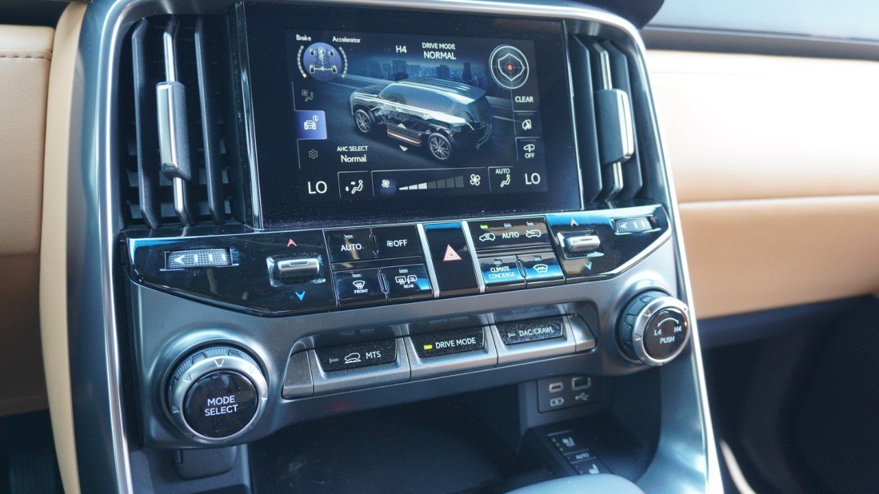 Certified 2024 Lexus LX 600 4WD w/ Luxury Package image 18