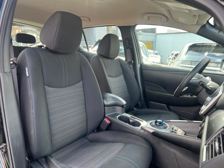Used 2025 Nissan Leaf S image 27