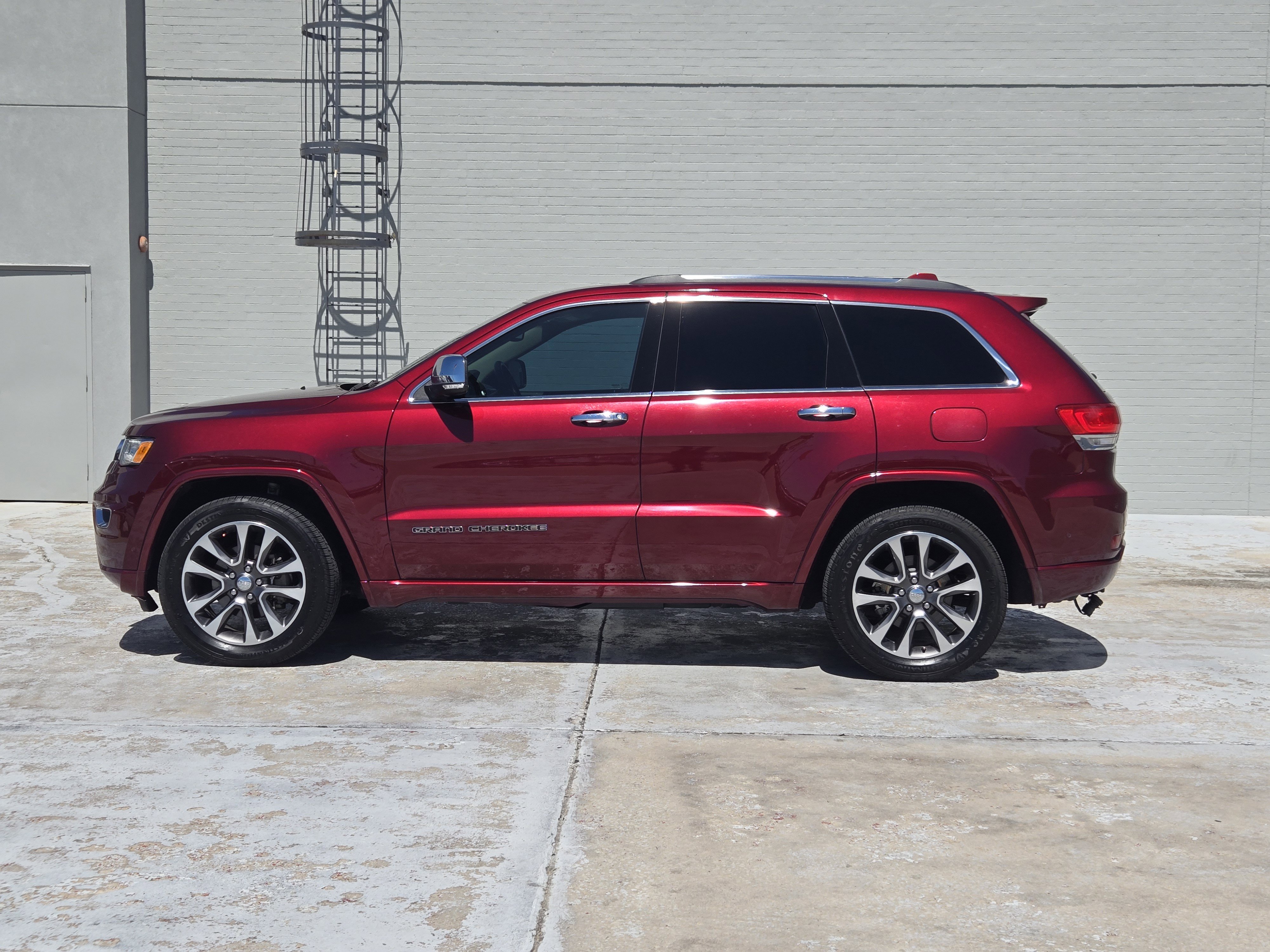 Used 2018 Jeep Grand Cherokee Overland RWD image 4