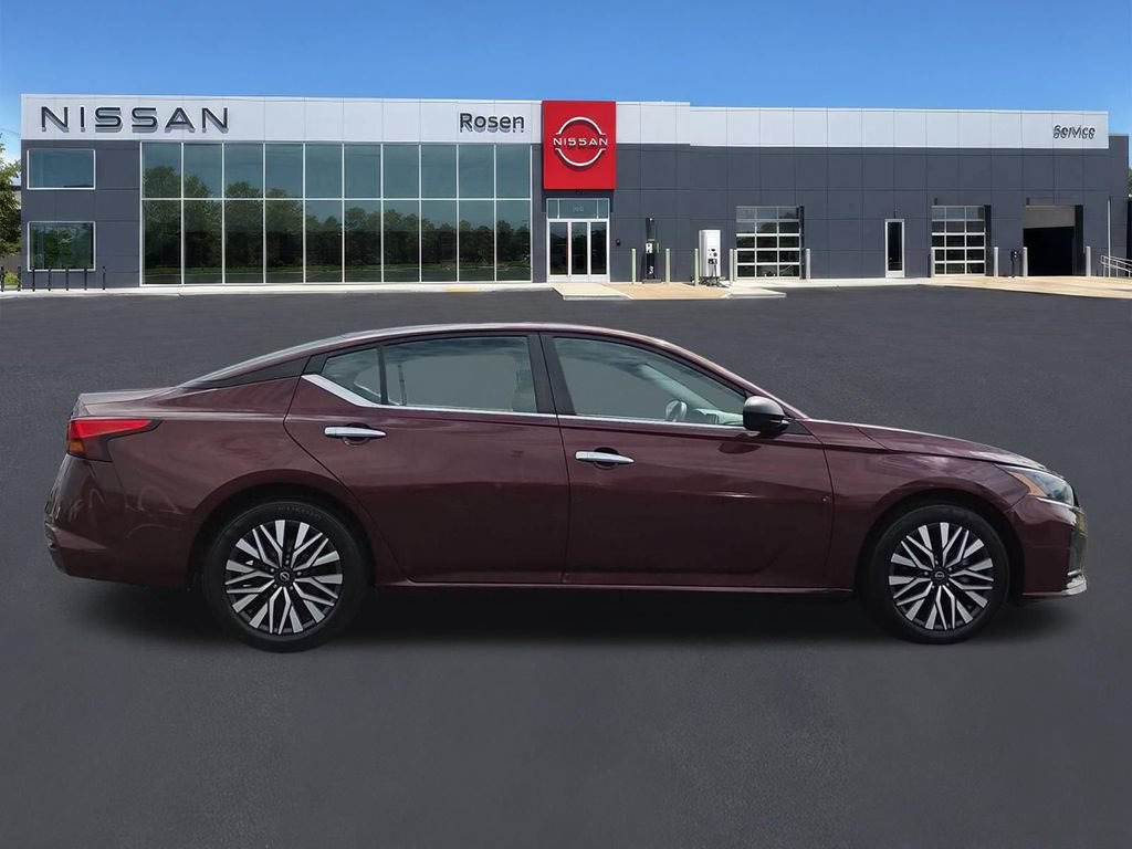 Used 2024 Nissan Altima 2.5 SV FWD image 2