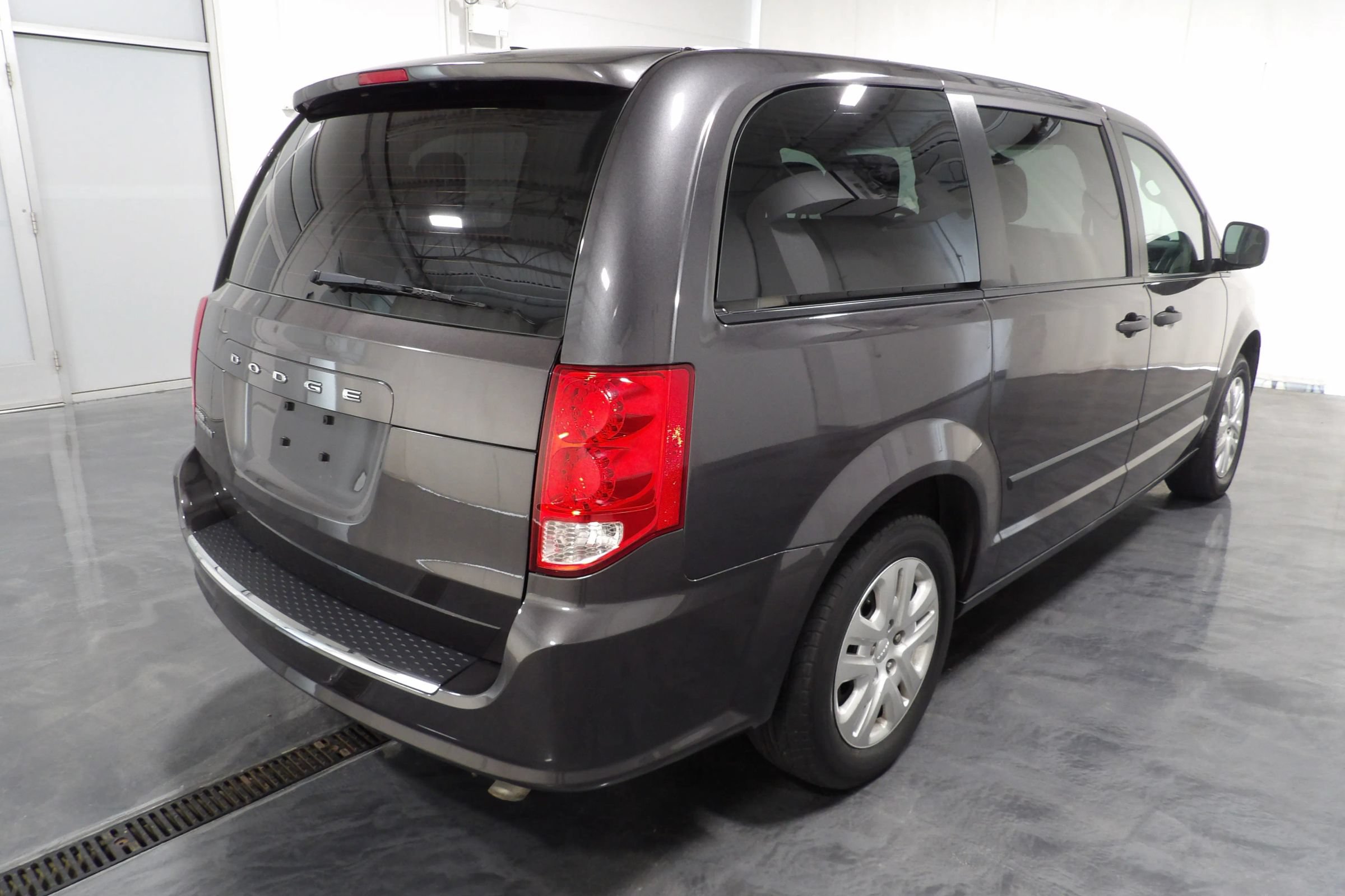 Used 2015 Dodge Grand Caravan American Value Package w/ UConnect Hands-Free Group FWD image 4