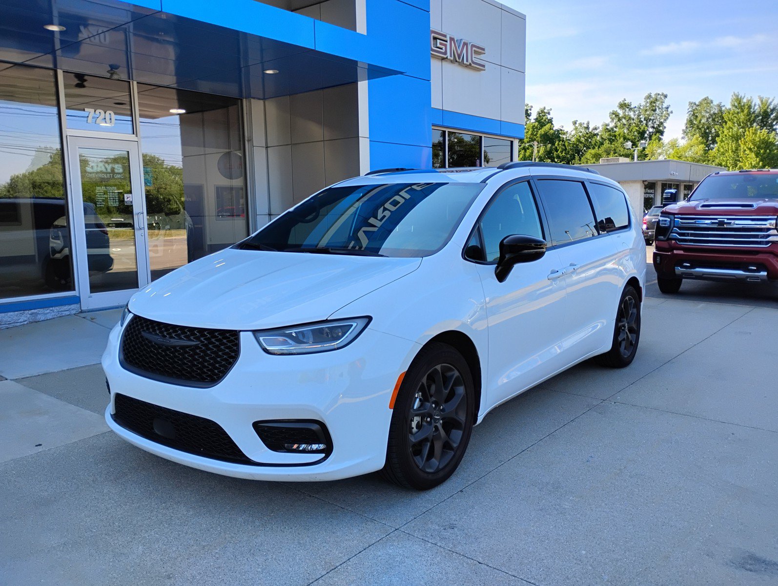 Used 2025 Chrysler Pacifica Limited FWD image 13