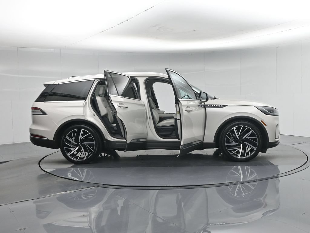 Used 2025 Lincoln Aviator Reserve w/ Equipment Group 201A AWD/4WD image 4
