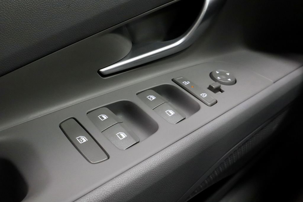 Certified 2025 Hyundai Elantra SEL image 28