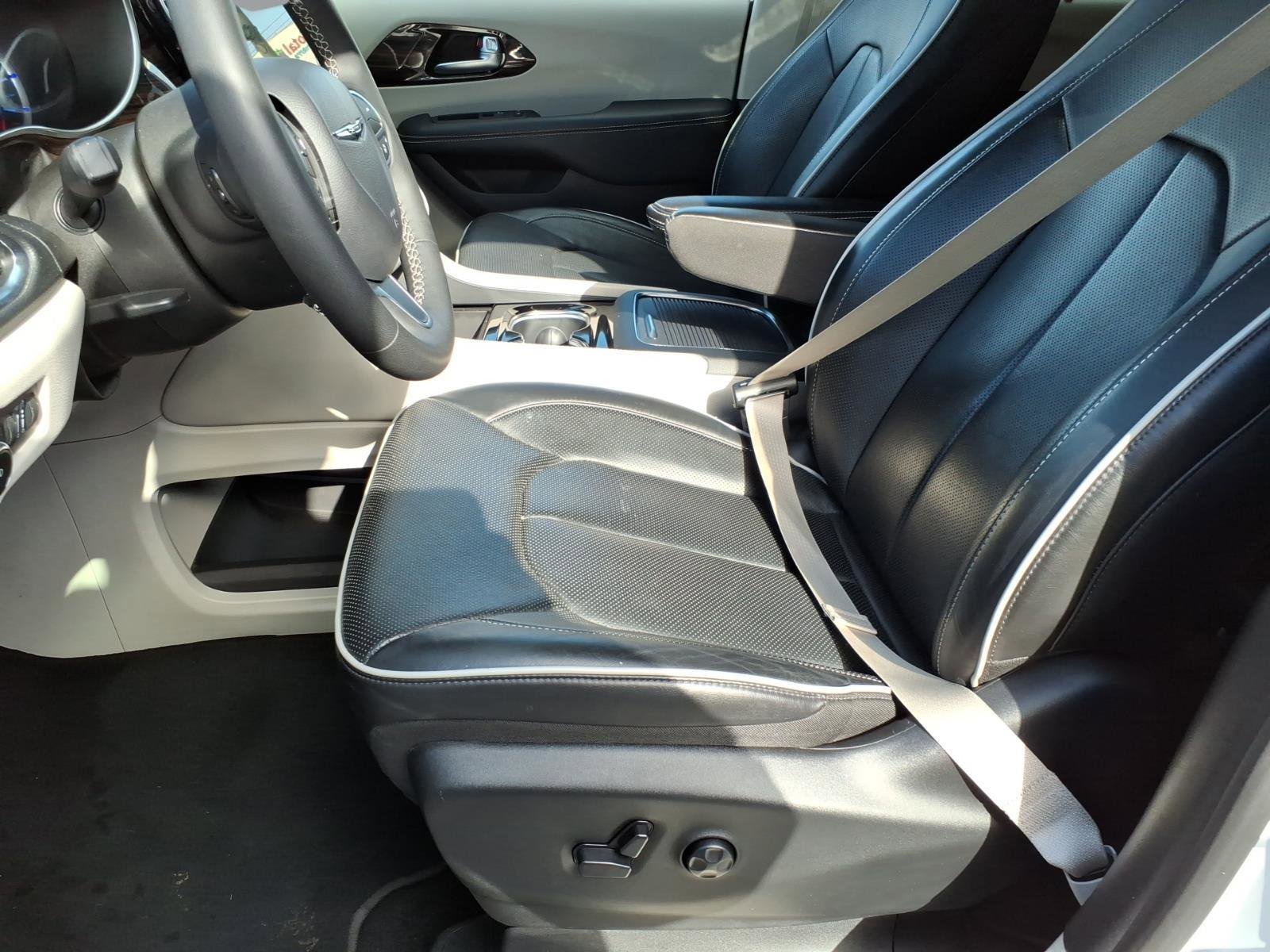 Used 2023 Chrysler Pacifica Limited w/ Uconnect Theater Family Group image 13