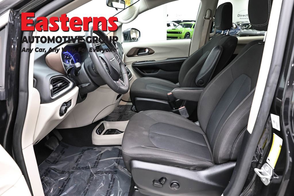 Used 2022 Chrysler Voyager LX FWD image 14