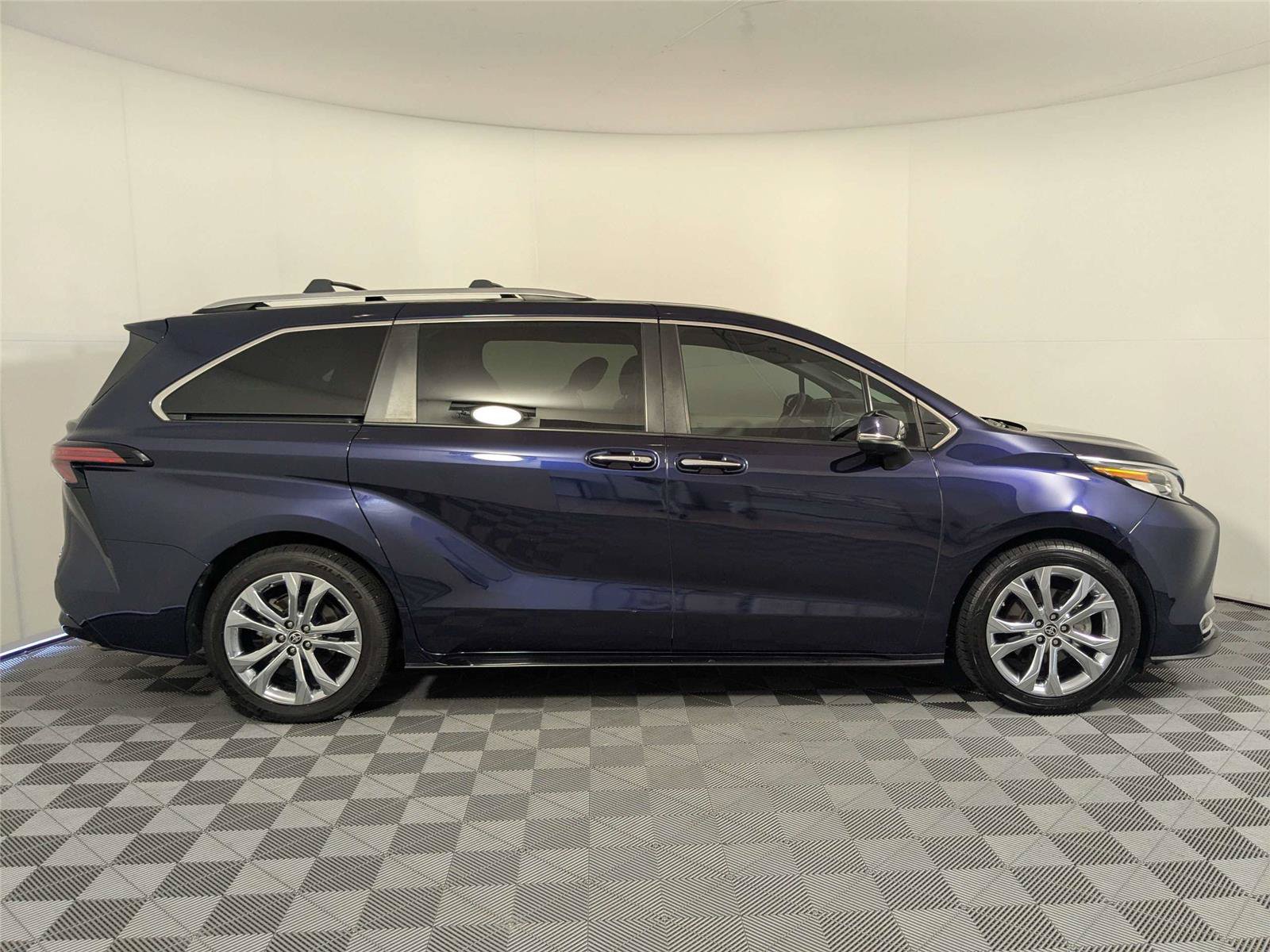 Certified 2022 Toyota Sienna Platinum FWD image 4