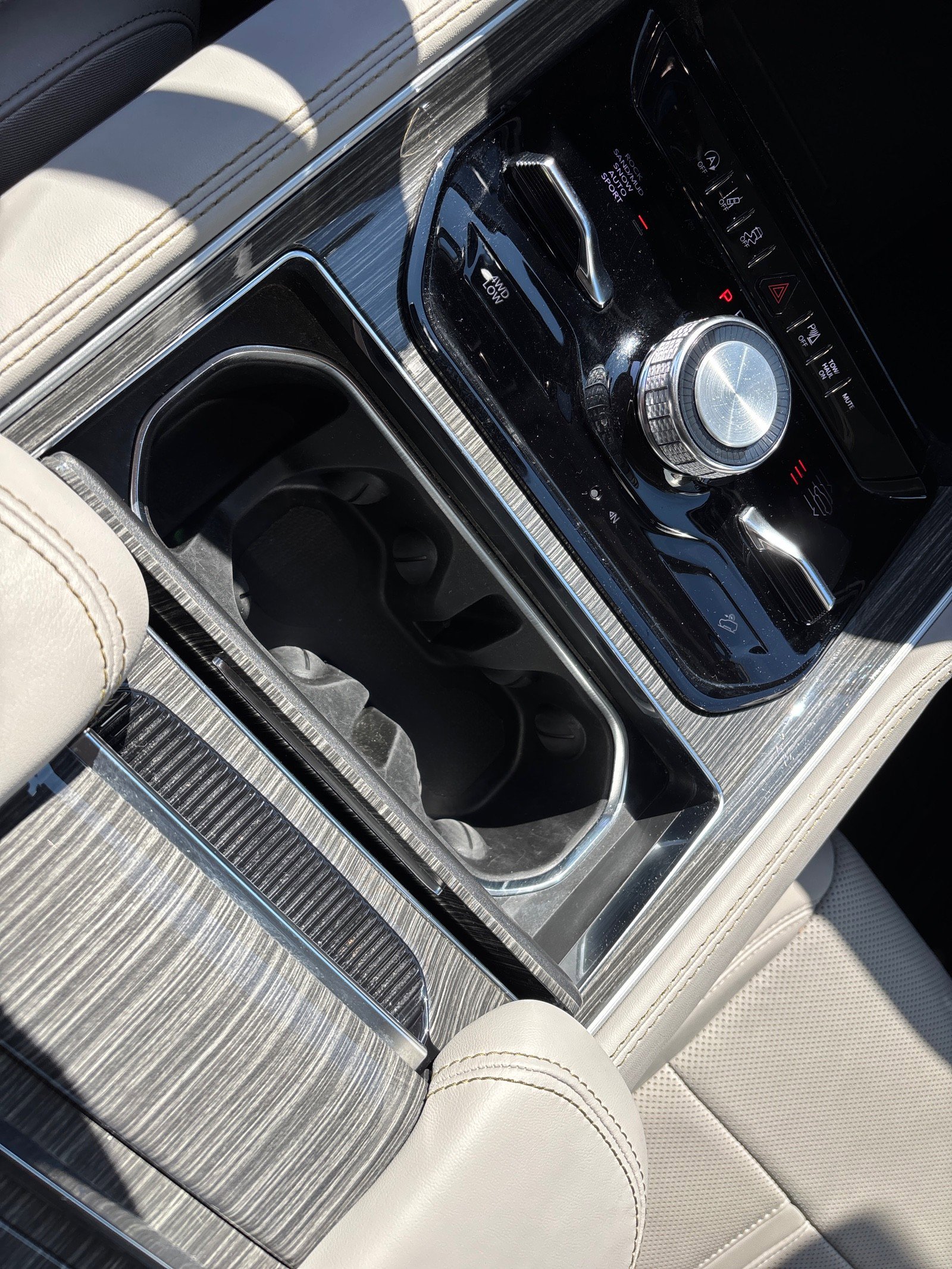 Used 2022 Jeep Wagoneer Series III w/ Flexible Seating Group image 24