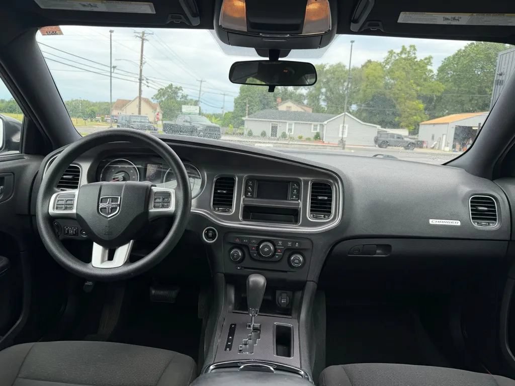 Used 2013 Dodge Charger SE RWD image 9