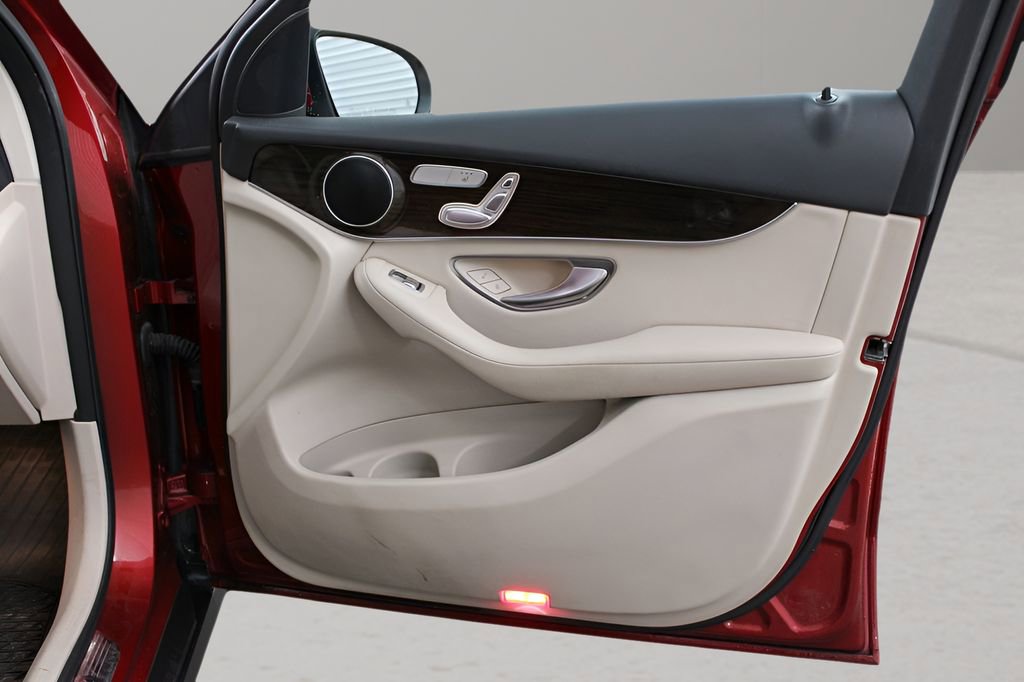 Used 2019 Mercedes-Benz GLC 300 4MATIC image 12