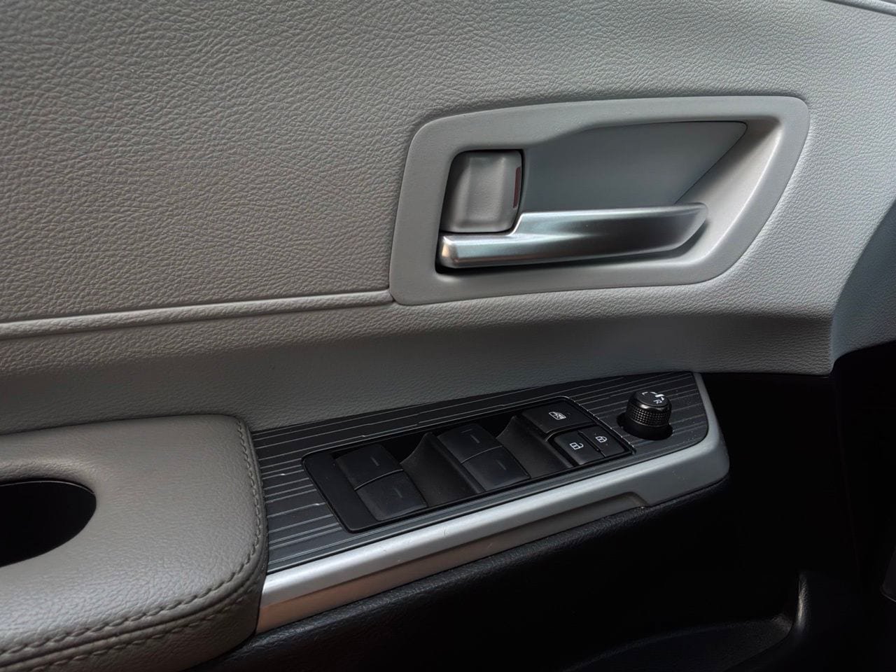 Used 2025 Toyota Sienna XLE FWD image 26