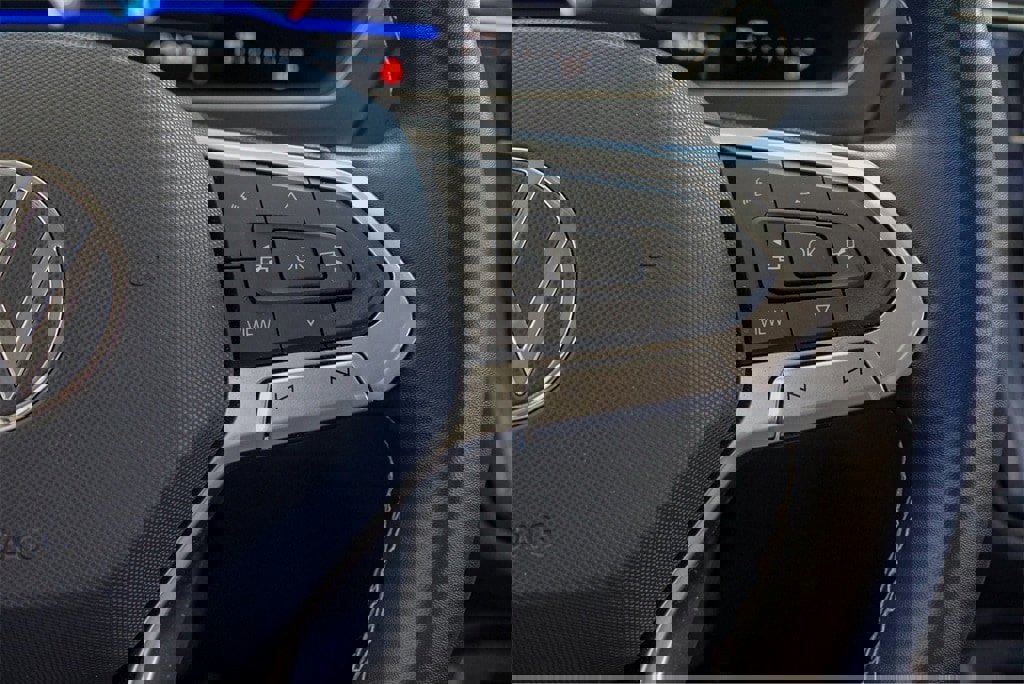 Used 2022 Volkswagen Tiguan SE image 16