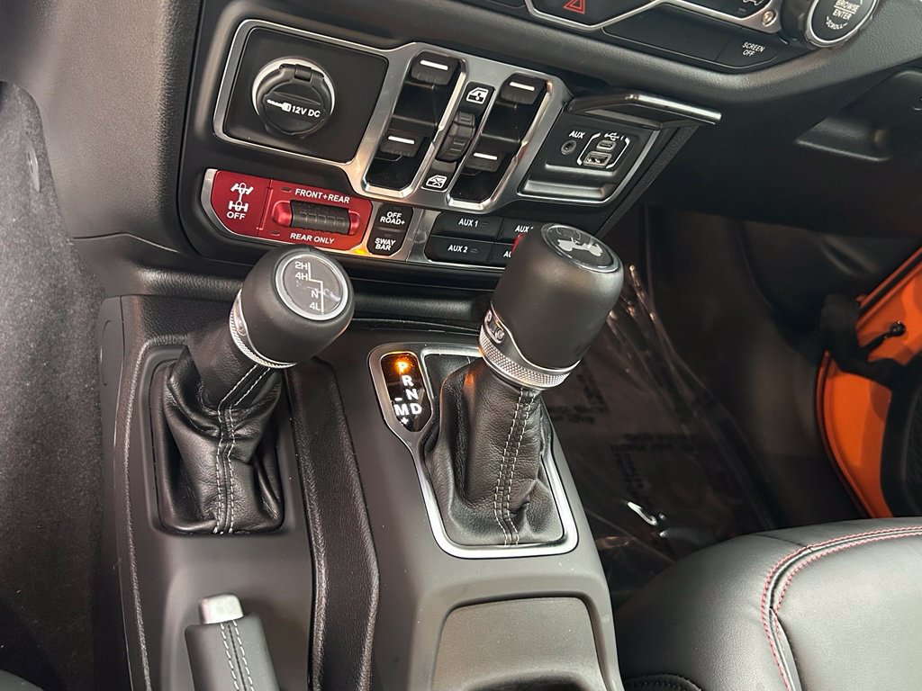 Used 2025 Jeep Wrangler Unlimited Rubicon w/ Convenience Group AWD/4WD image 19
