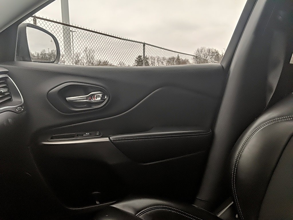 Used 2019 Jeep Cherokee Latitude Plus w/ Trailer Tow Group image 18