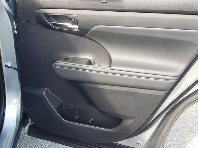 Used 2021 Toyota Highlander XLE image 19