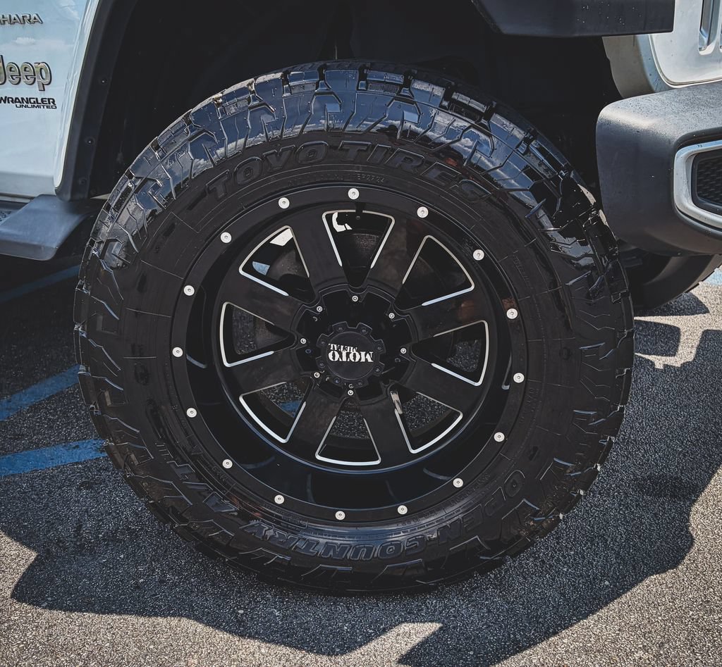 Used 2018 Jeep Wrangler Unlimited Sahara w/ Dual Top Group AWD/4WD image 29
