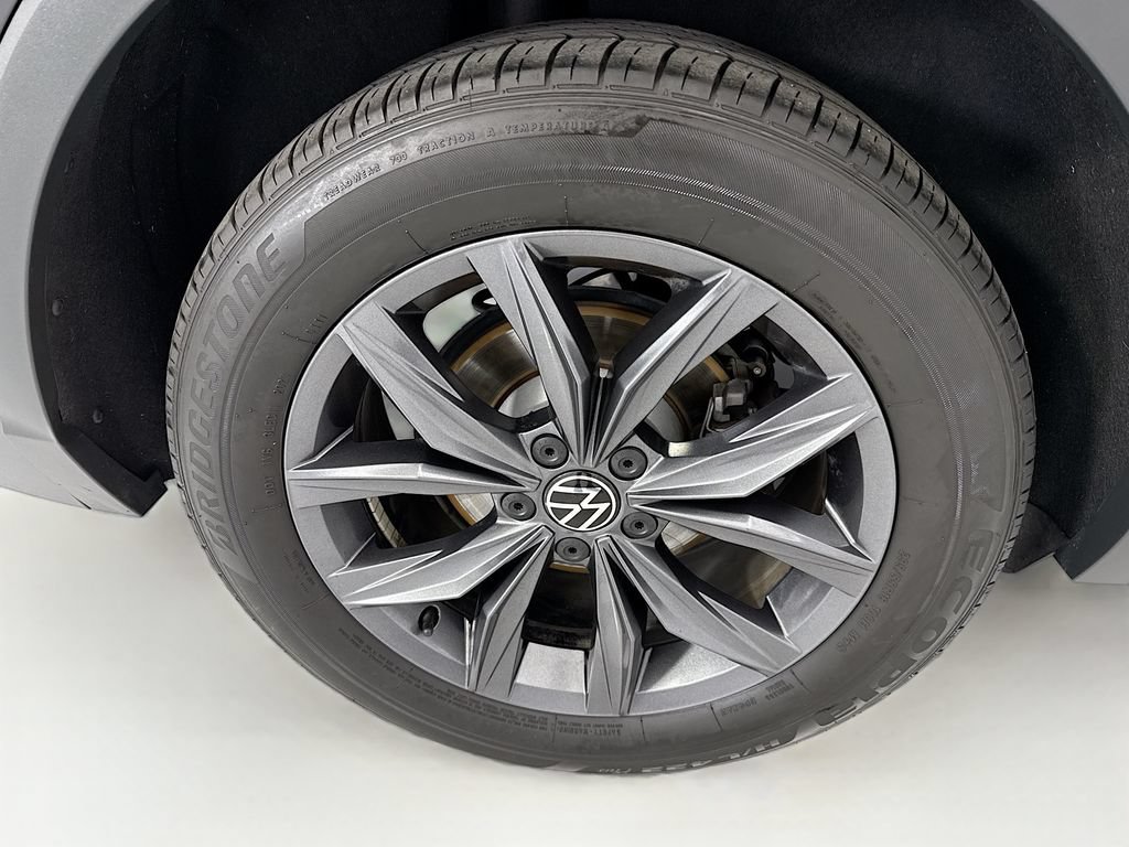 Used 2023 Volkswagen Tiguan SE w/ Panoramic Sunroof Package FWD image 32