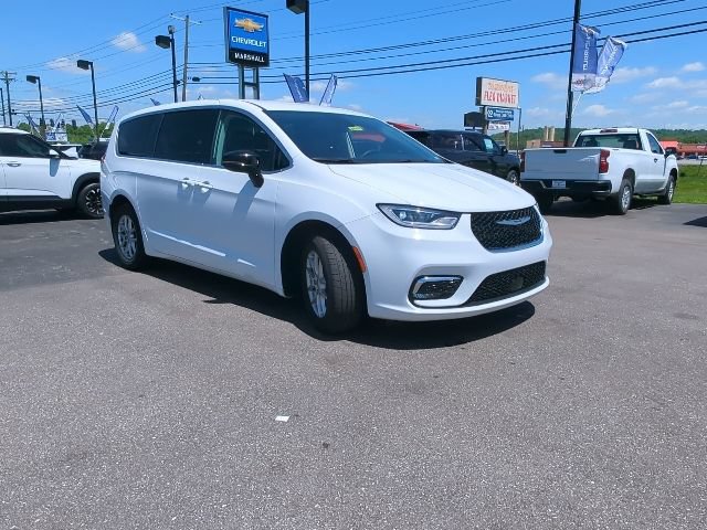 Used 2024 Chrysler Pacifica Touring-L FWD image 5