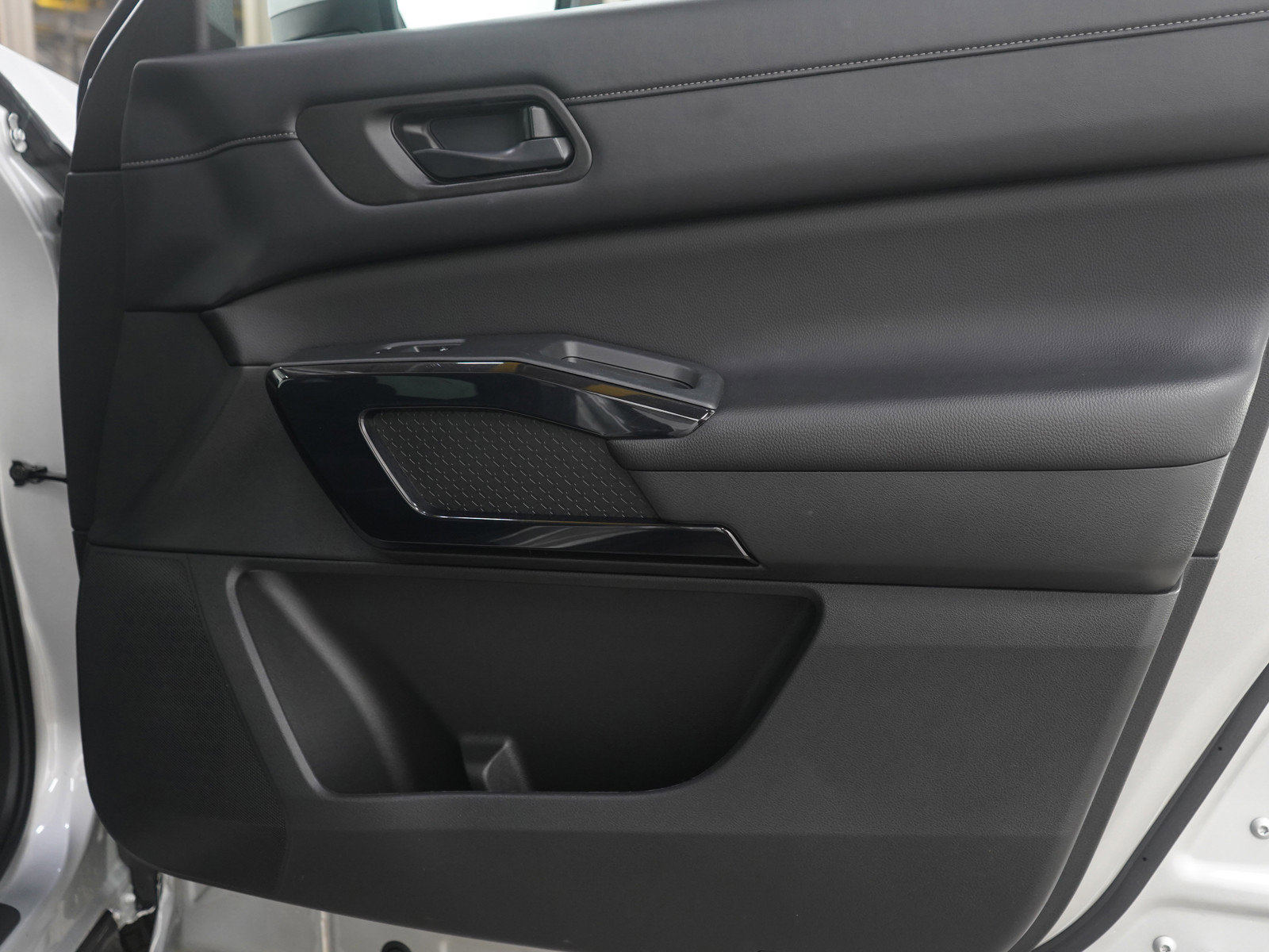 Used 2024 Nissan Pathfinder SV image 9