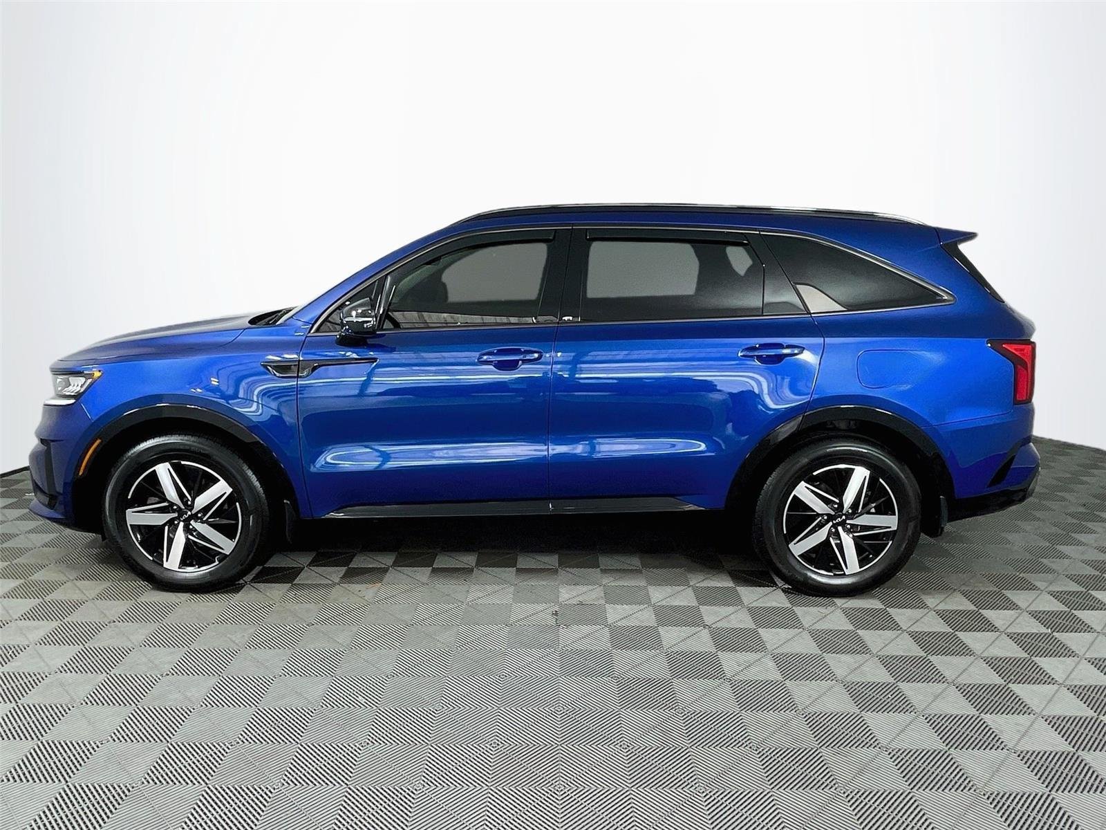 Used 2023 Kia Sorento S w/ Panoramic Sunroof Package FWD image 4