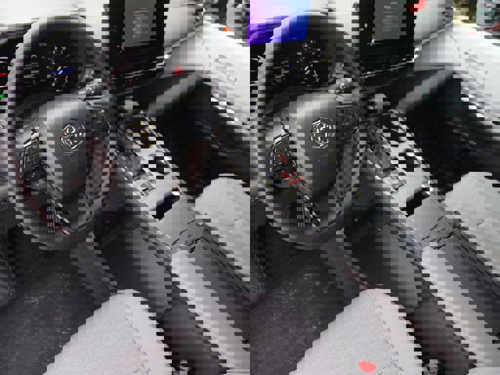 Used 2025 Toyota Sienna LE image 12