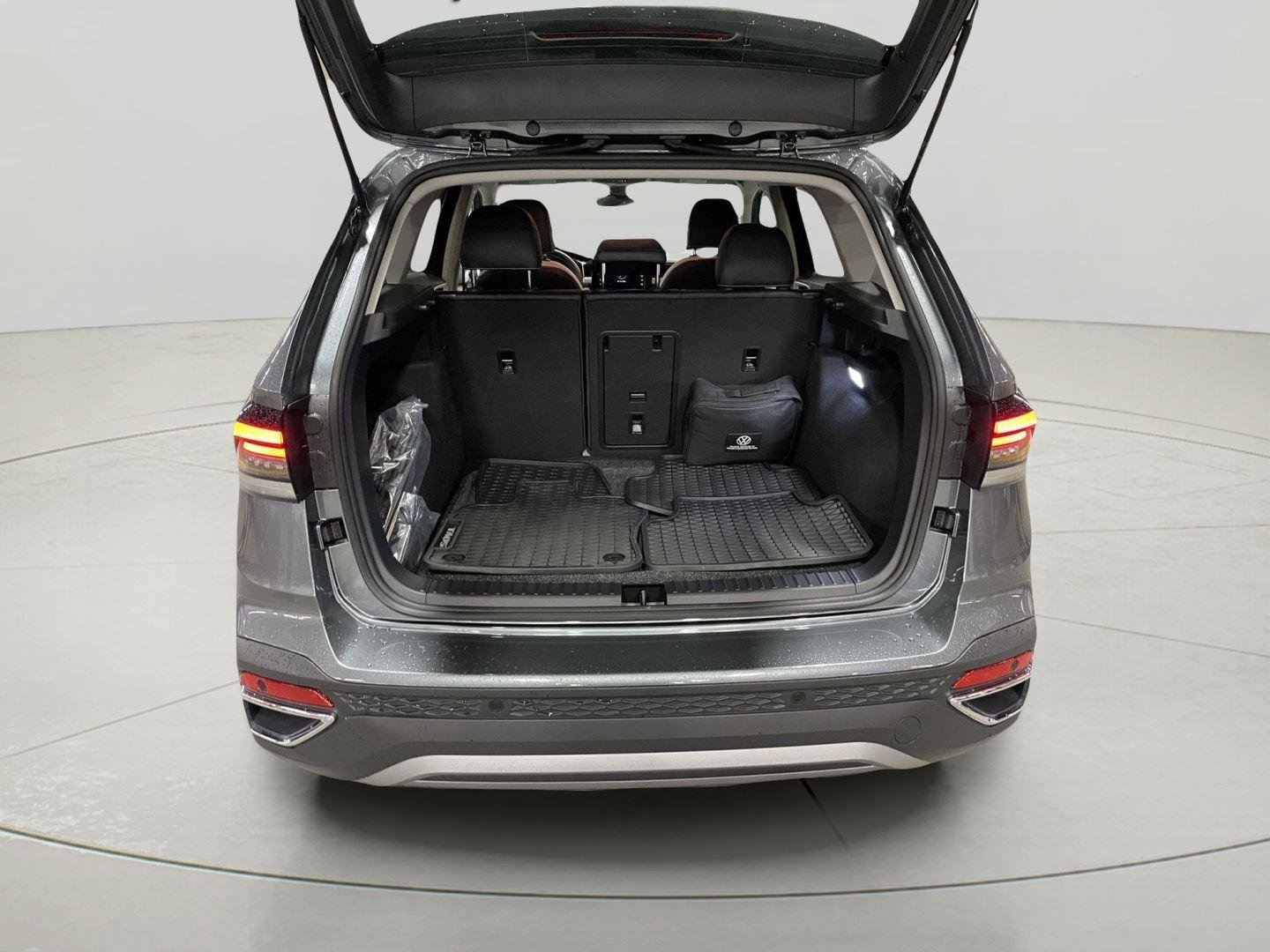 Used 2025 Volkswagen Taos SE image 9