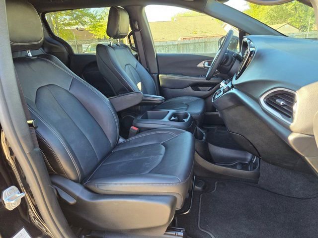 Used 2025 Chrysler Pacifica Select image 29