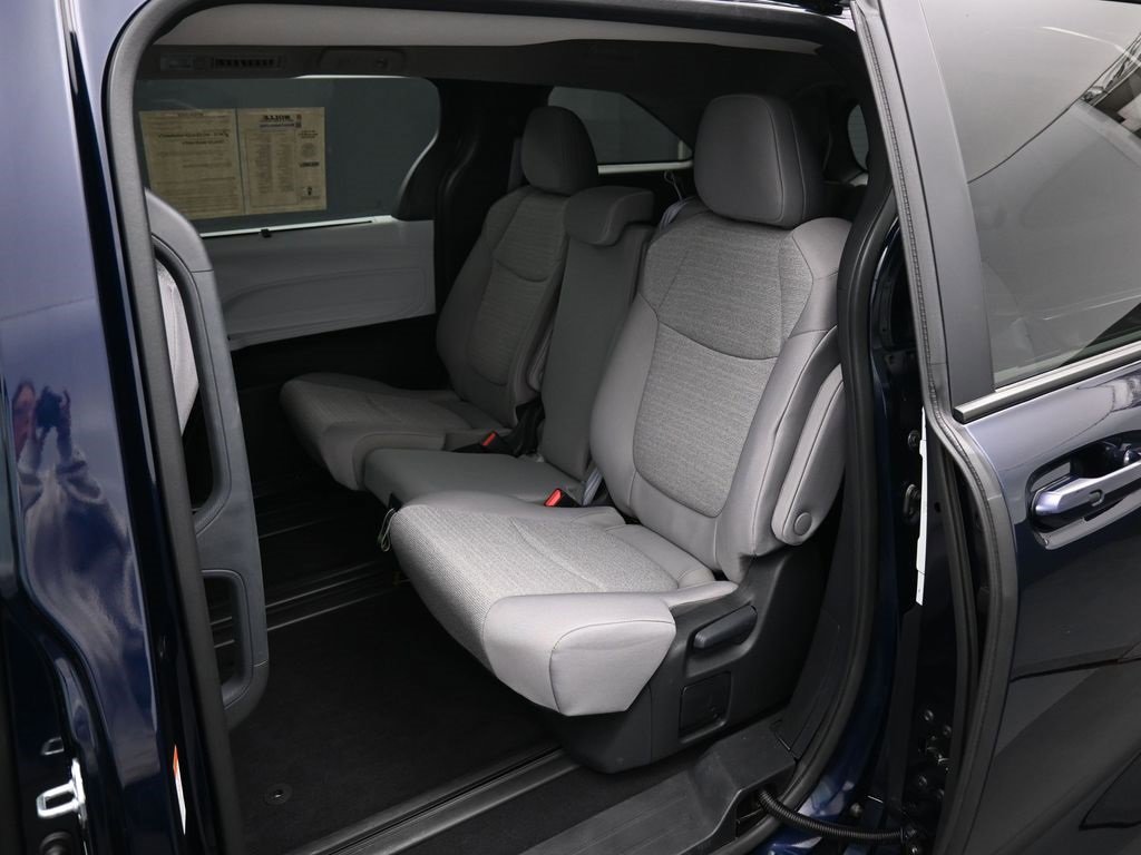 Used 2025 Toyota Sienna LE image 28