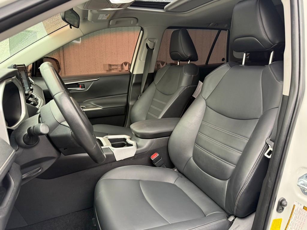Used 2021 Toyota RAV4 XLE Premium image 7