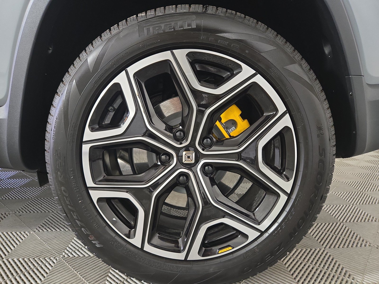 Used 2024 Rivian R1S Adventure AWD/4WD image 10