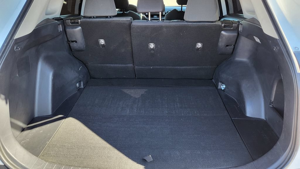Used 2021 Toyota RAV4 XLE w/ Convenience Package FWD image 14