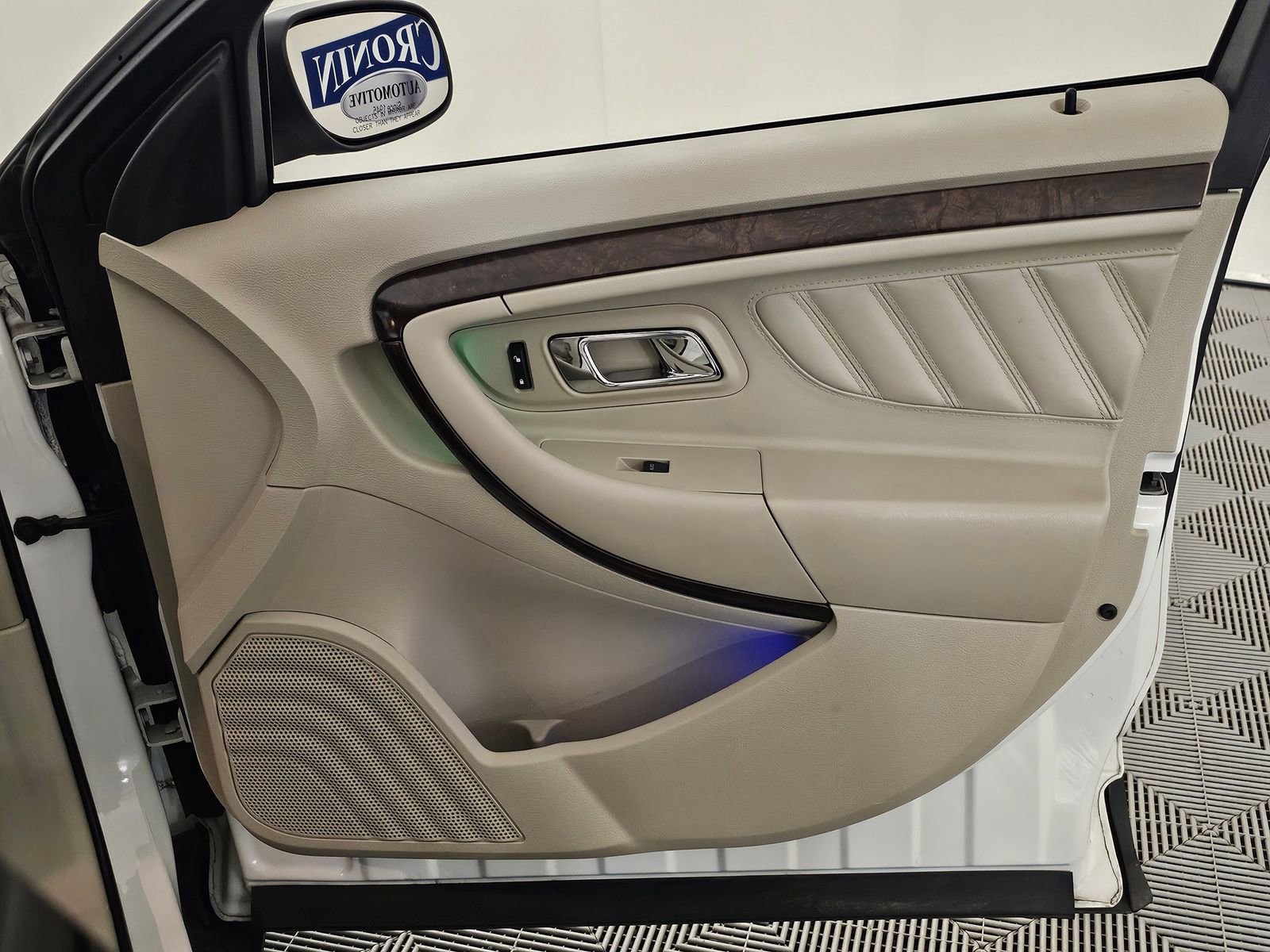 Used 2010 Ford Taurus Limited image 30